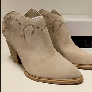 Dolce Vita Sola Suede Dune booties